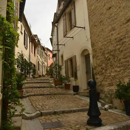 Aux Pieds Des Arenes