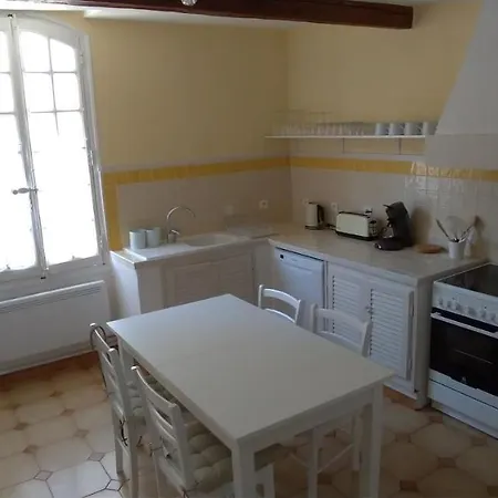 Aux Pieds Des Arenes Apartment *